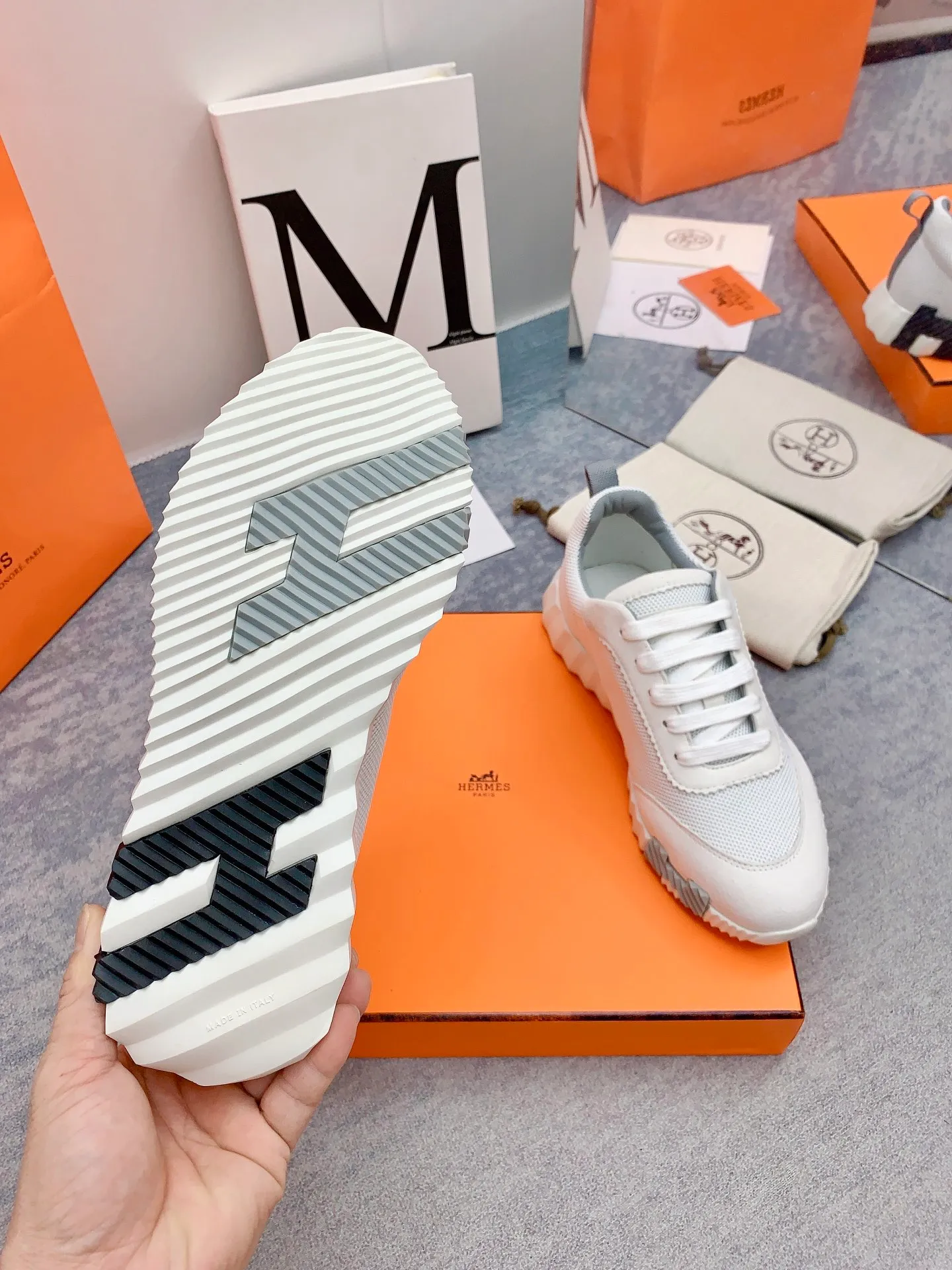 👟👟Ex-factory price 640👟👟 [Hermes] New Bouncing Couple 👫Sneakers. The most comfortable shoes from Hermès, no one else⃣️. They are very light on the feet and very beautiful. You will not feel tired when you go shopping and running around. 👍 The overall suede leather feels very good, very beautiful and very versatile. It is very light, comfortable and extremely light, suitable for both sports and leisure. It feels great to step on! 30+ men's and women's color combinations. You can choose, there will always be what you want~ ✅Fabric: Imported high mercerized sheep + original rain velvet ✅Inner: Imported silk sheepskin for lining insole ✅Outsole: Seamless combination of IP+TPU (multi-color letters) German technology irradiation machine ✅Code number: 35-41 for women and 38-46 for men (41 for women, 45.46 for men, customized and non-returnable)